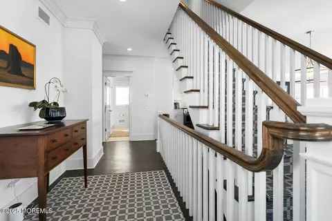Entry Way - 20 Riverview Pl, Sea Bright, NJ 07760 photo 2 of 8