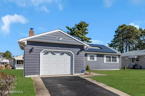 8 Shannon Ct, Toms River, NJ 08757