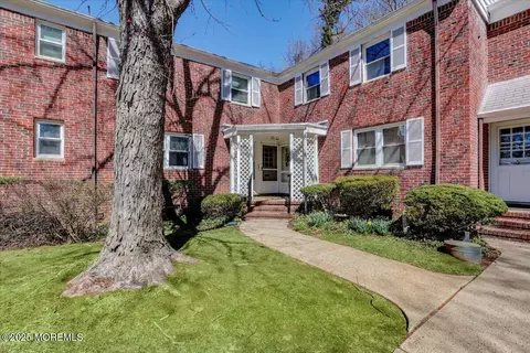 94 Manor Dr, Red Bank, NJ 07701