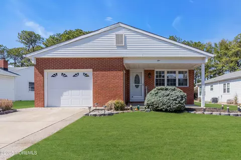 5 Linstead Ct, Toms River, NJ 08757