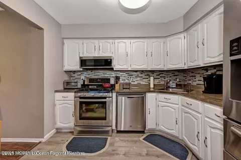 8 Amherst Ct, Aberdeen, NJ 07747