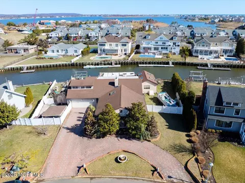 18 Gull Point Rd, Monmouth Beach, NJ 07750