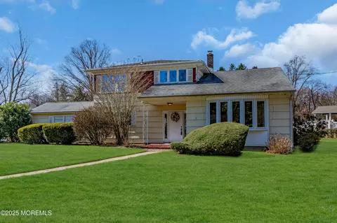 2 Woodridge Ave, Middletown, NJ 07748