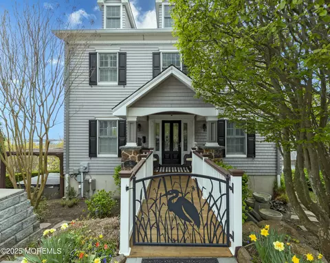 12 Bay St, Highlands, NJ 07732