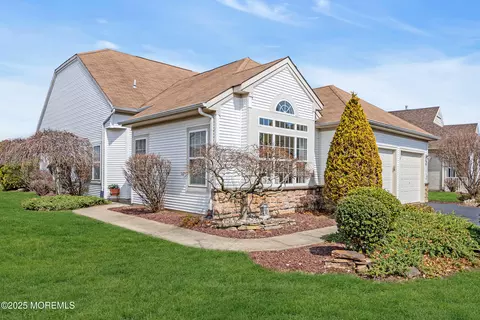 9 Florence Dr, Manchester, NJ 08759