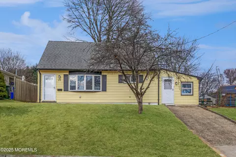 25 Pinetree Dr, Parlin, NJ 08859