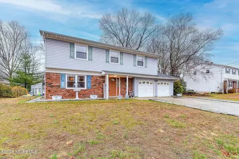 13 Forrest Hill Dr, Howell, NJ 07731