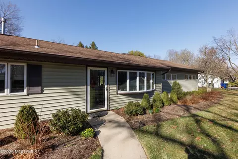 15 Branford Cir, Tinton Falls, NJ 07724
