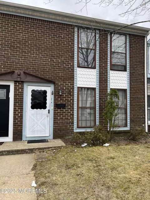 214 Williamsburg Ln, Lakewood, NJ 08701