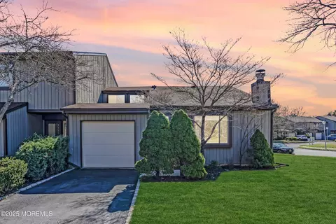 152 Penn Ct #133, Old Bridge, NJ 08857