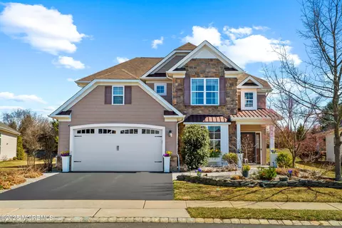 27 E Sagamore Dr, Farmingdale, NJ 07727