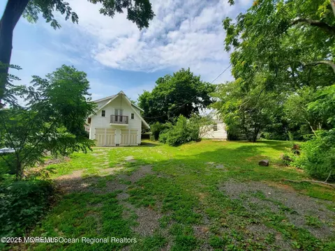 92 Compton St, Belford, NJ 07718