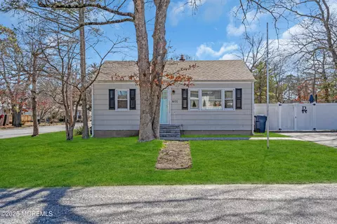 601 Spar Ave, Beachwood, NJ 08722