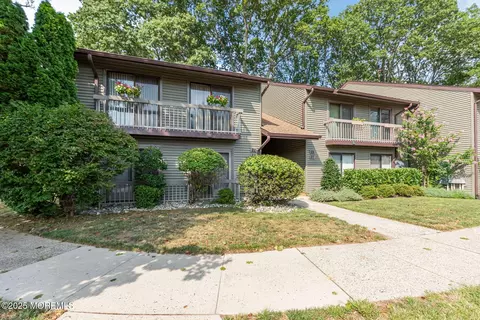21 Auburn Ct, Red Bank, NJ 07701