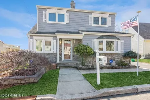 895 Woodmere Dr, Keyport, NJ 07735
