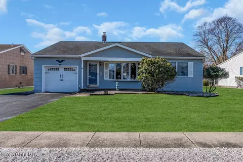 4 Auburn Rd, Toms River, NJ 08757