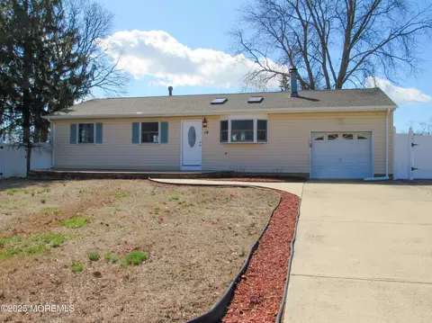 19 Dogwood Ln, Toms River, NJ 08753