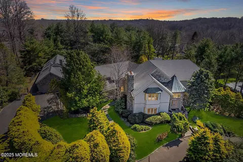 4 Colts Dr, Holmdel, NJ 07733