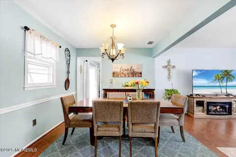 Dining - 50 Forest Dr, Jackson, NJ 08527 photo 2 of 3
