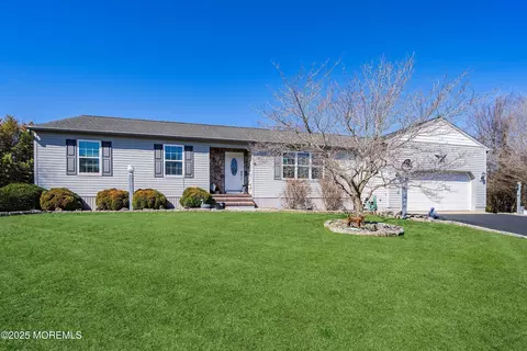 4 Willow Oak Dr, Cookstown, NJ 08511