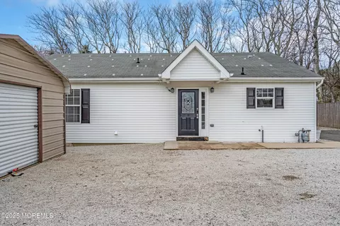 31 Walnut St, Little Egg Harbor, NJ 08087