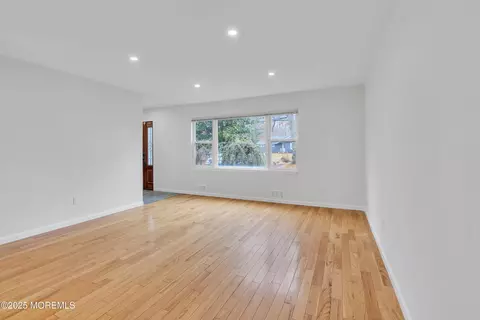 Living - 115 Leesville Rd, Jackson, NJ 08527 photo 2 of 6