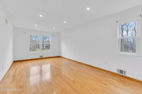 Living - 115 Leesville Rd, Jackson, NJ 08527 photo 5 of 6