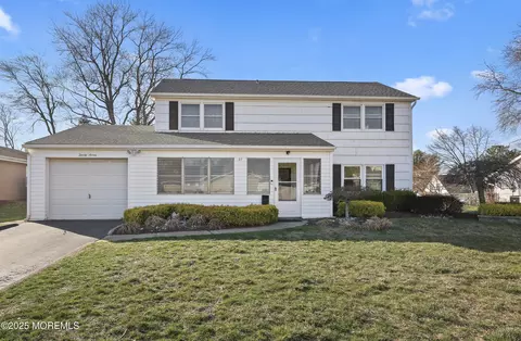 27 Idolstone Ln, Aberdeen, NJ 07747