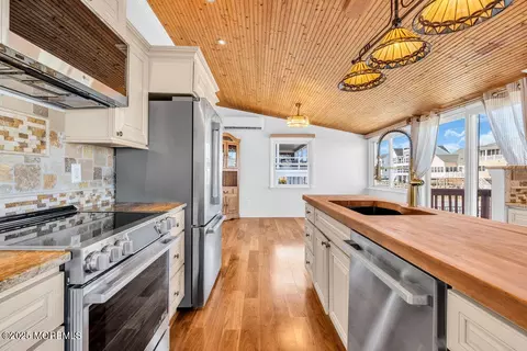 Kitchen - 23 Bayview Dr, Waretown, NJ 08758 photo 10 of 11