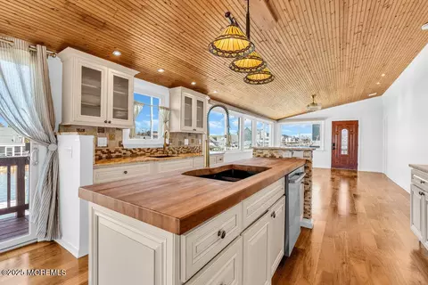 Kitchen - 23 Bayview Dr, Waretown, NJ 08758 photo 6 of 11