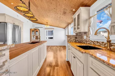 Kitchen - 23 Bayview Dr, Waretown, NJ 08758 photo 9 of 11