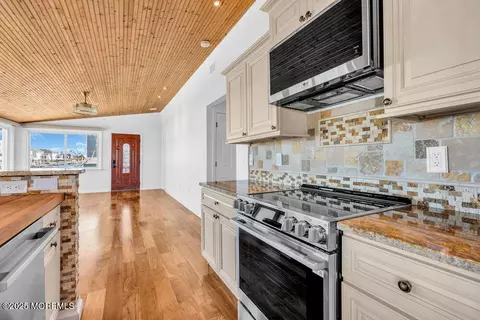 Entry Way - 23 Bayview Dr, Waretown, NJ 08758 photo 2 of 3