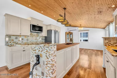 Kitchen - 23 Bayview Dr, Waretown, NJ 08758 photo 3 of 11