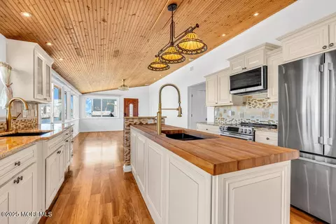Kitchen - 23 Bayview Dr, Waretown, NJ 08758 photo 5 of 11