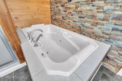 Bath - 23 Bayview Dr, Waretown, NJ 08758 photo 5 of 7