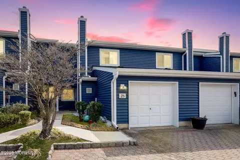28 Rambling Meadow Ct, Tinton Falls, NJ 07724