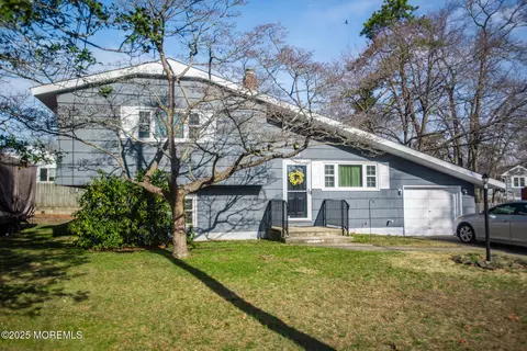 712 Beach Ave, Beachwood, NJ 08722