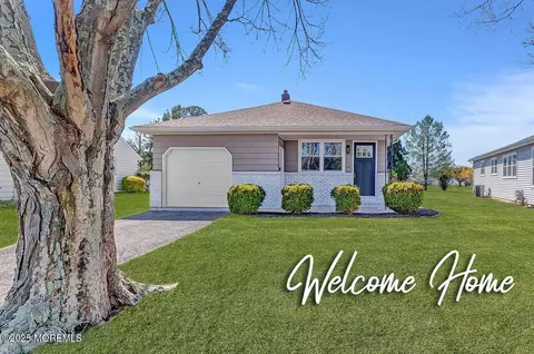 11 Falmouth St, Toms River, NJ 08757