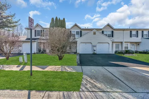 7 Seabreeze Sq, Freehold, NJ 07728