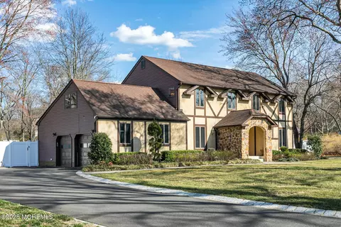 41 Farm Rd, Middletown, NJ 07748