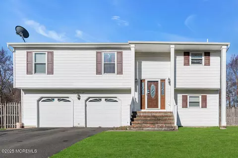 109 Starlight Rd, Howell, NJ 07731