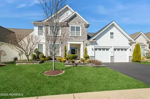 18 Medinah Ct, Monroe, NJ 08831