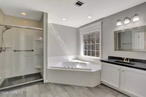 Bath - 7 Sandpiper Ct, Jackson, NJ 08527 photo 2 of 5