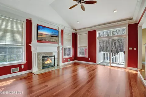 Living - 7 Sandpiper Ct, Jackson, NJ 08527 photo 2 of 7