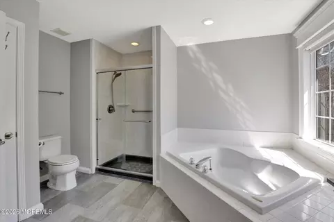 Bath - 7 Sandpiper Ct, Jackson, NJ 08527 photo 4 of 5