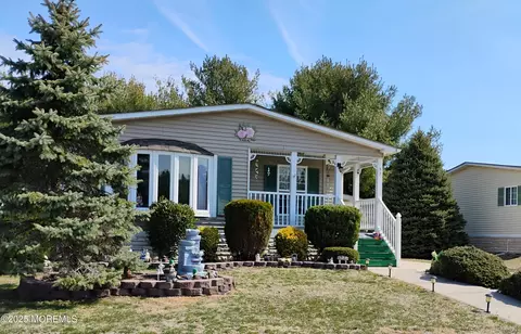53 Pine Ridge Blvd, Whiting, NJ 08759