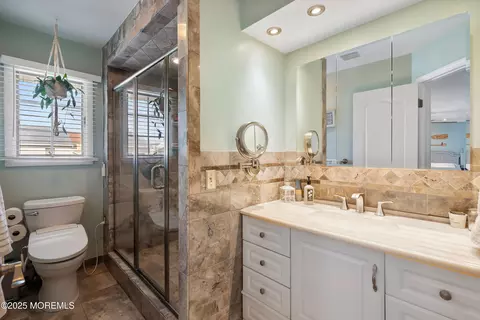 Bath - 833 Windward Dr, Forked River, NJ 08731 photo 1 of 5
