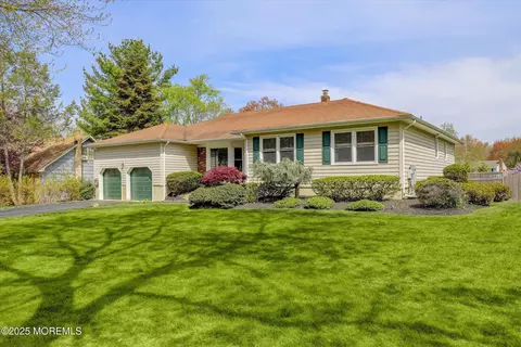 3 Seward Dr, Ocean, NJ 07712