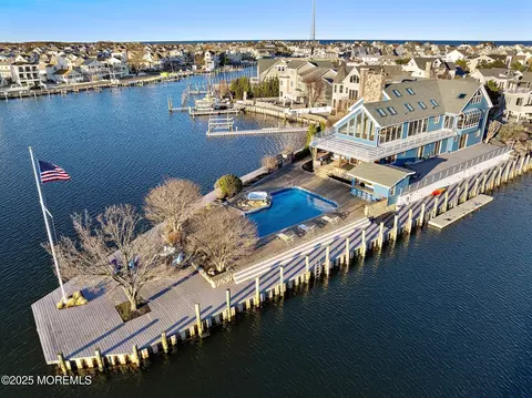 17 Captains Ct, Manasquan, NJ 08736