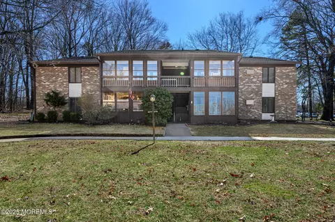 110 Amberly Dr #E, Manalapan, NJ 07726